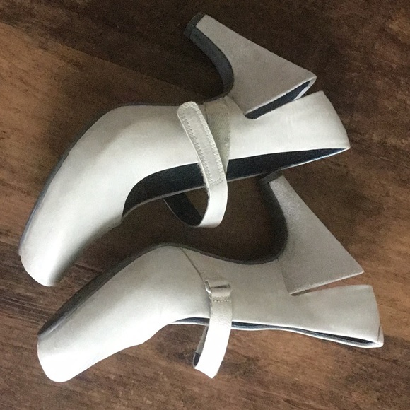 Size 7.5 off white Tsubo shoes - Picture 2 of 5